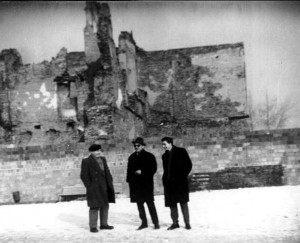 Pionierzy odbudowy przed ruinami Zamku Królewskiego