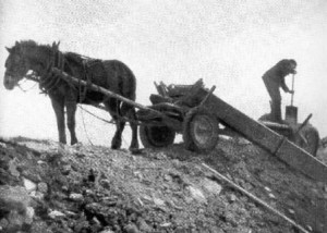 wyładowywanie gruzu na kopcu w 1948 r.